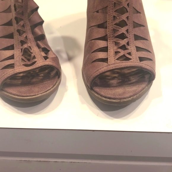 Qupid Mauve Chunk Heels Peep Toes Sandals Size 8 - Picture 4 of 13